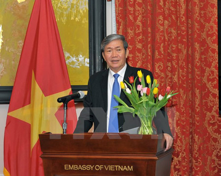 Ông Đinh Thế Huynh đến thăm và thông báo cho các cán bộ, nhân viên Đại sứ quán Việt Nam tại Hoa Kỳ.